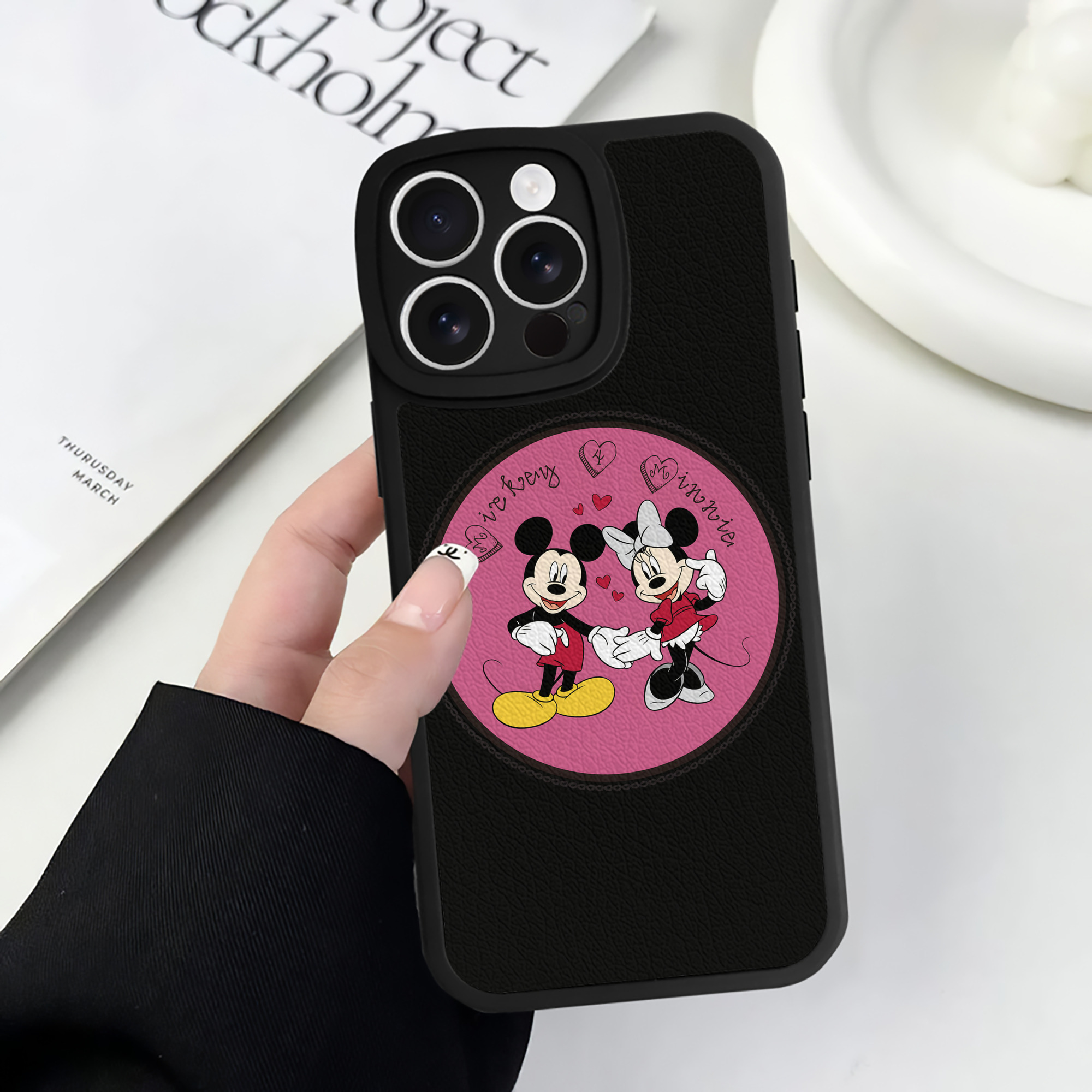 （画像用） ミッキーマウス Mickey Mouse 【iPhone 16シリーズ対応】シリコンスマホケース（レザー調） 材質：シリコン